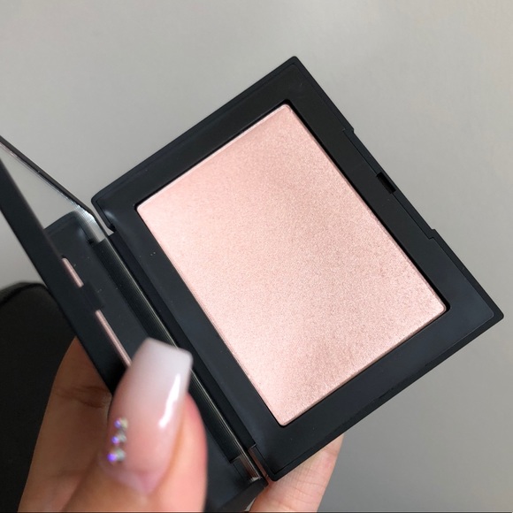 nars capri highlighting powder